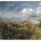 Dahinter liegen das Meer und der Horizont.