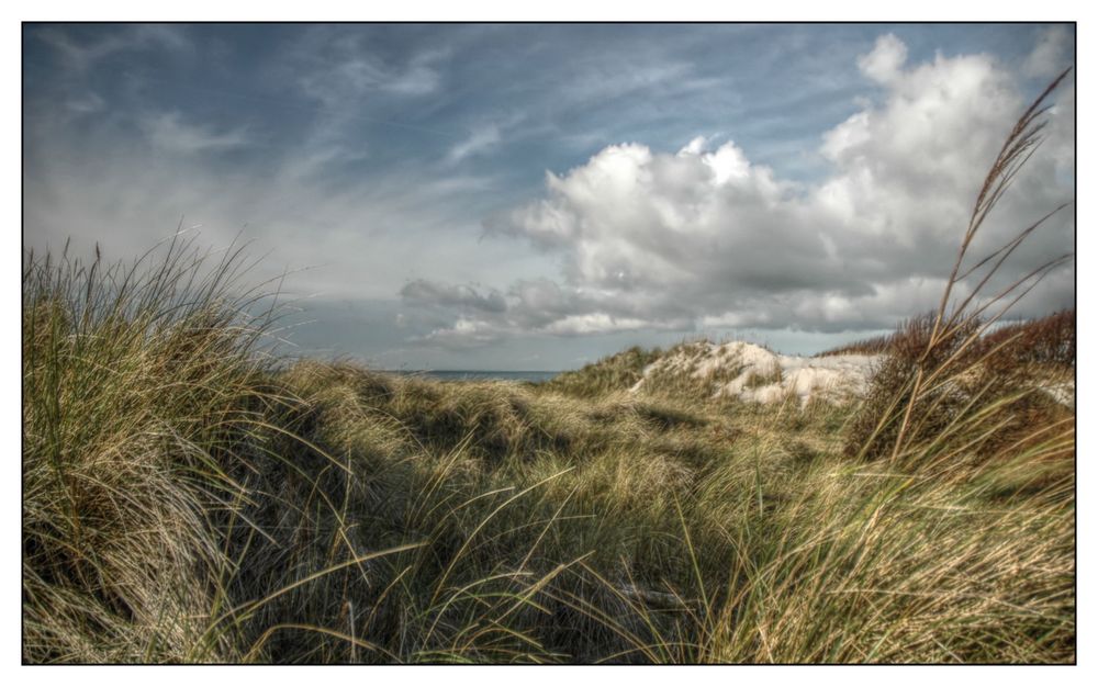 Dahinter liegen das Meer und der Horizont.