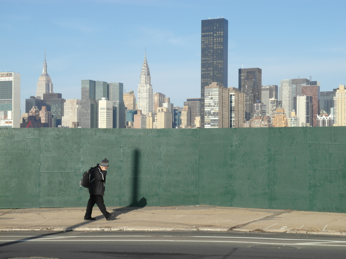 ...dahinter liegt Manhatten - Bauzaun in Queens/NY