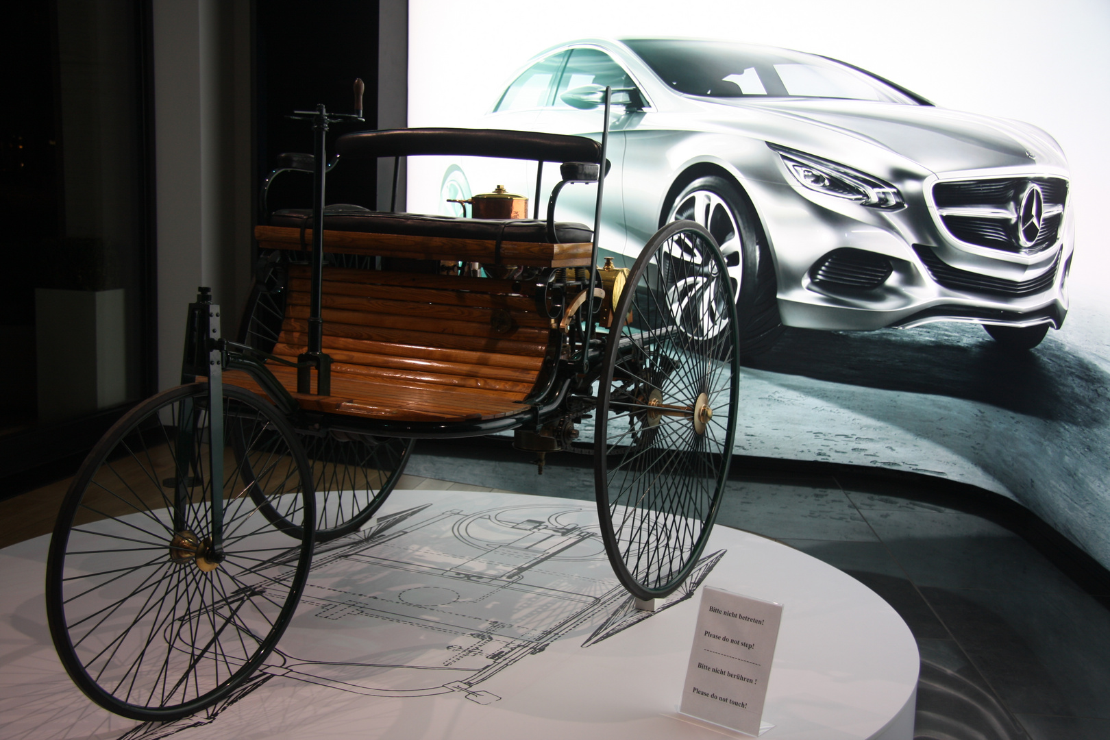 Daimler feiert 125.Geburtstag des Automobils