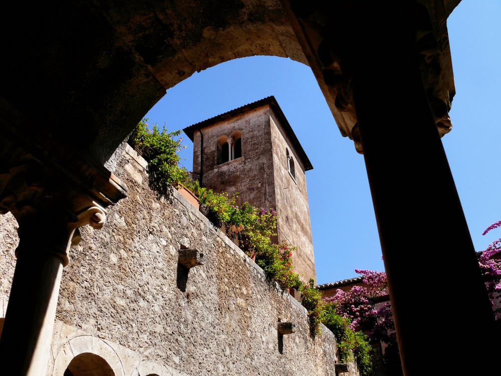 DAL CHIOSTRO DUECENTESCO,ALZANDO LO SGUARDO