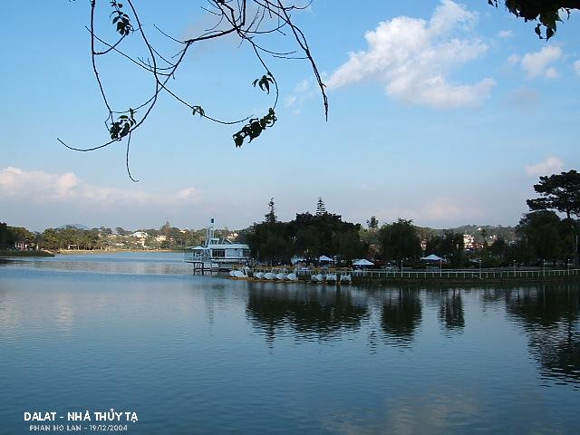 Dalat-Thuyta by the lake