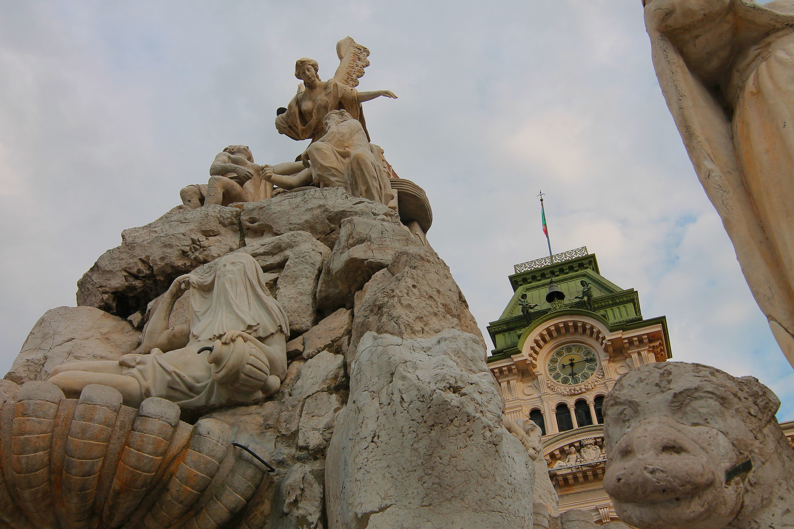 Dalla Piazza Unità d'Italia (Trieste): la torre del municipio e la fontana dei 4 continenti