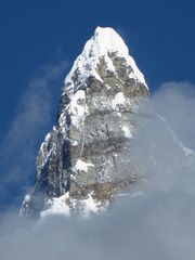 Dalla valle di Huaripampa, spunta dalle nuvole la cima del Nev. Piramide