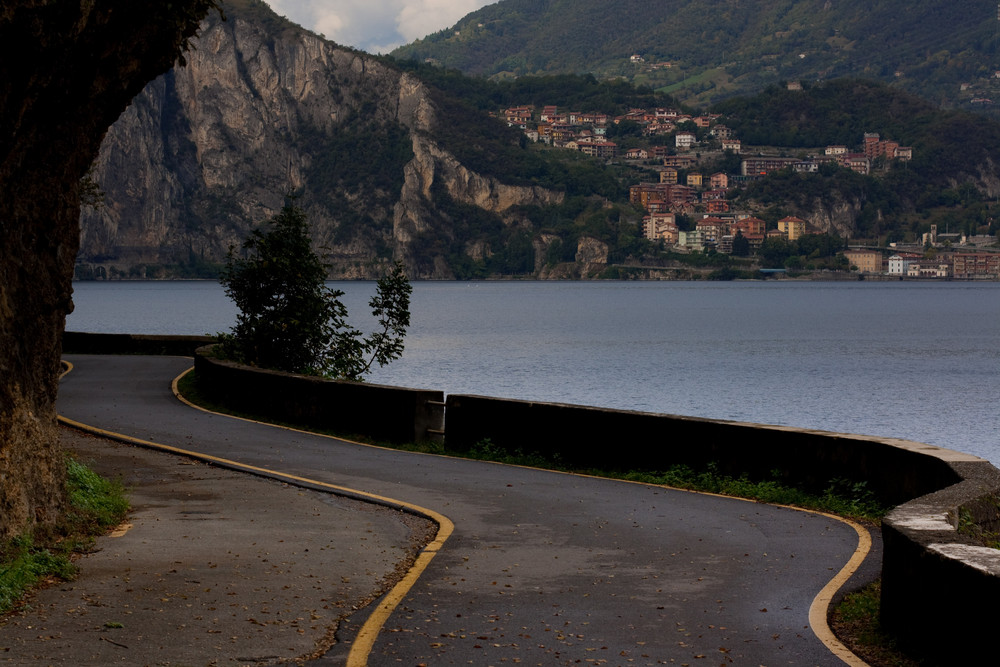 Dalle curve il lago d'autunno