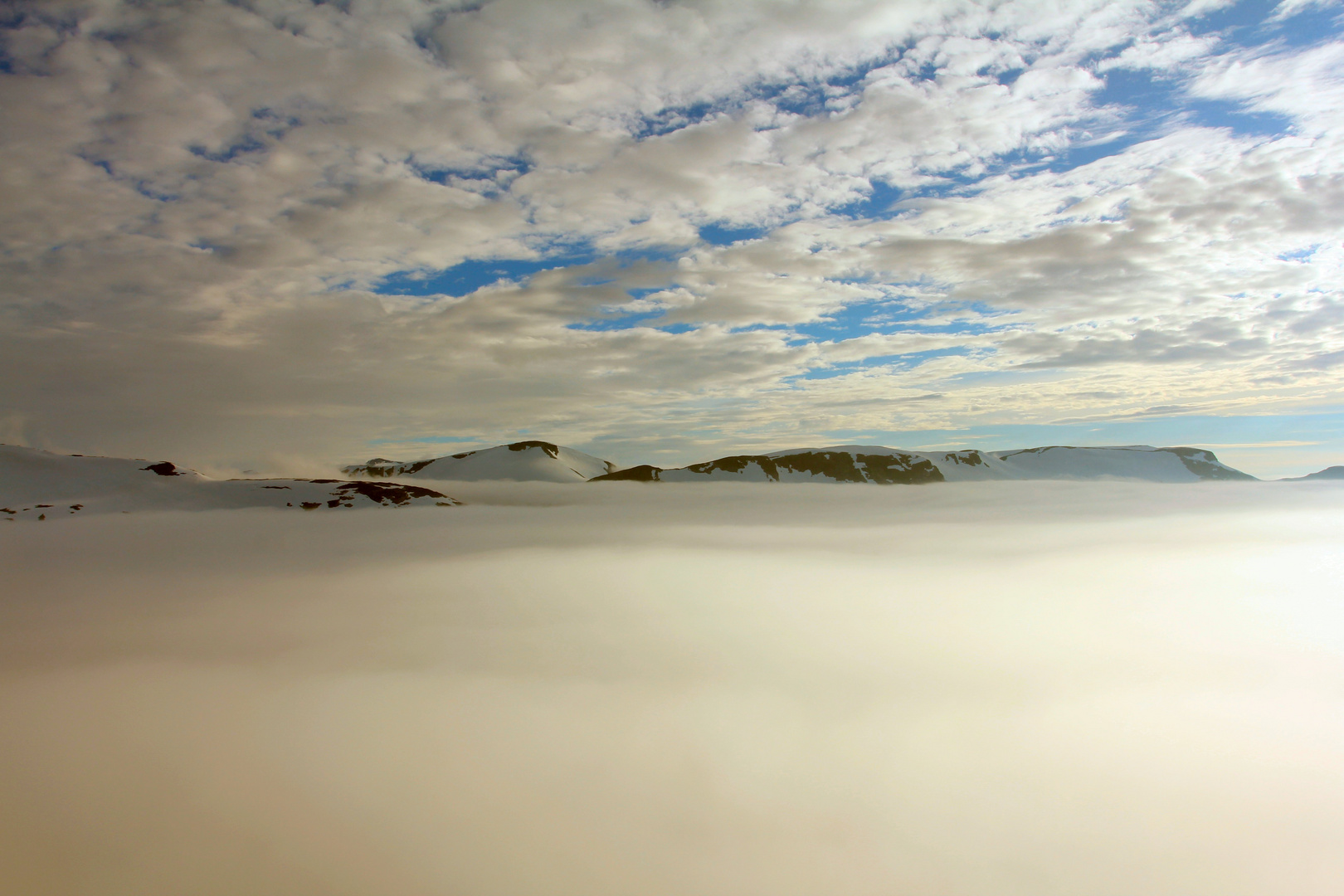 Dalsnibba - unter uns wabert die Suppe, auf dem Gipfel Sonnenschein.