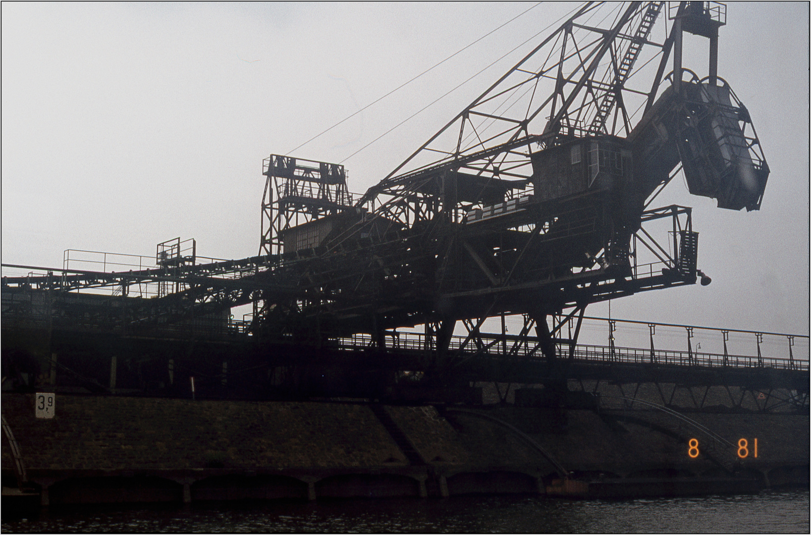 Damals [ 30 ]     Die letzte Schiffsverladeanlage für Kohle im Duisburg-Ruhrorter Hafen 1981