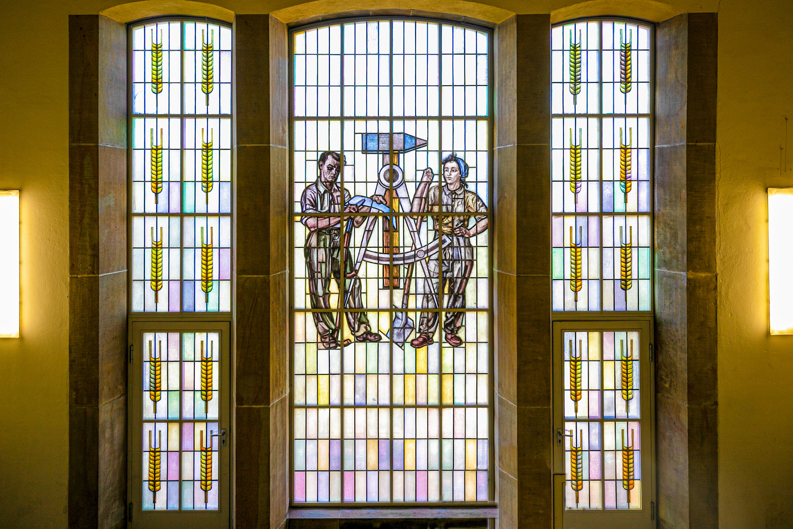 Damals Hammer, Sichel, Zirkel, …