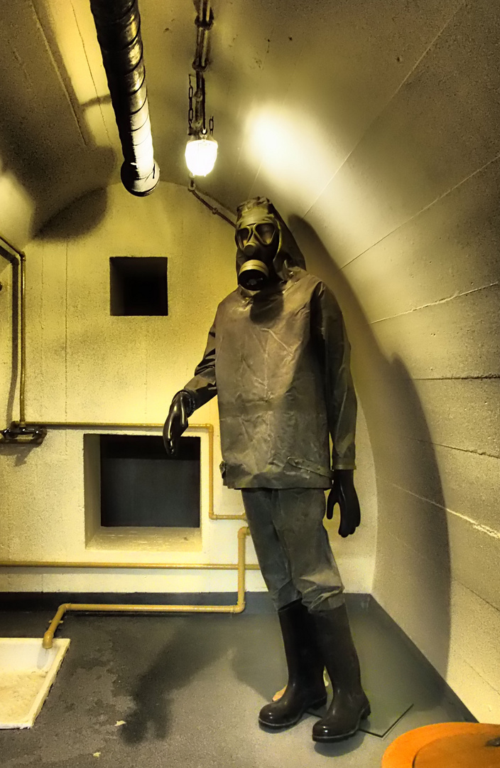Damals Im Bundesbank Bunker In Cochem Foto Bild Fotos Gasmaske Maske Bilder Auf Fotocommunity