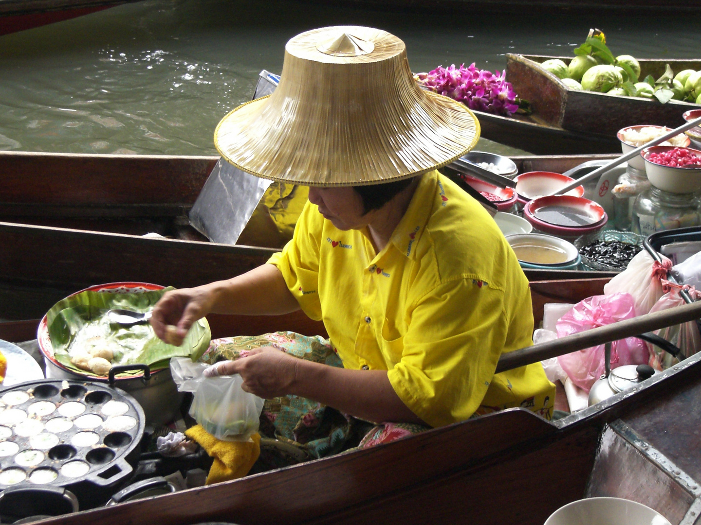 Dame auf dem Floatingmarket