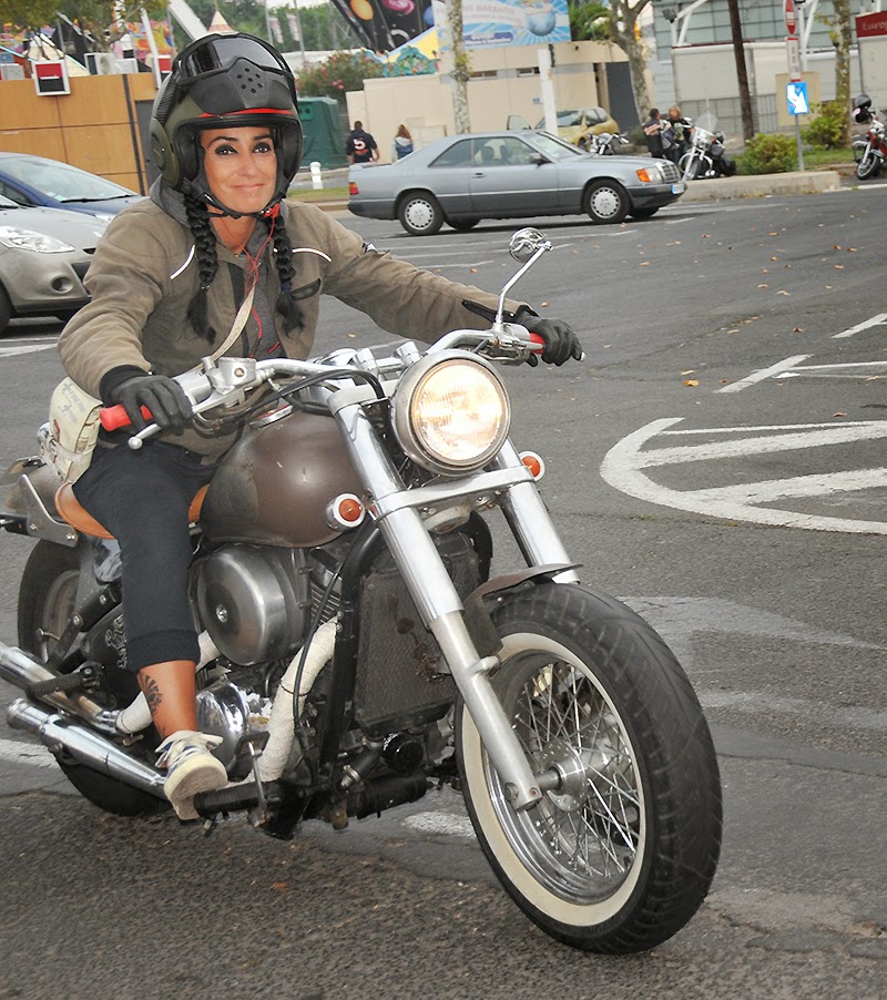 Dame avec moto.