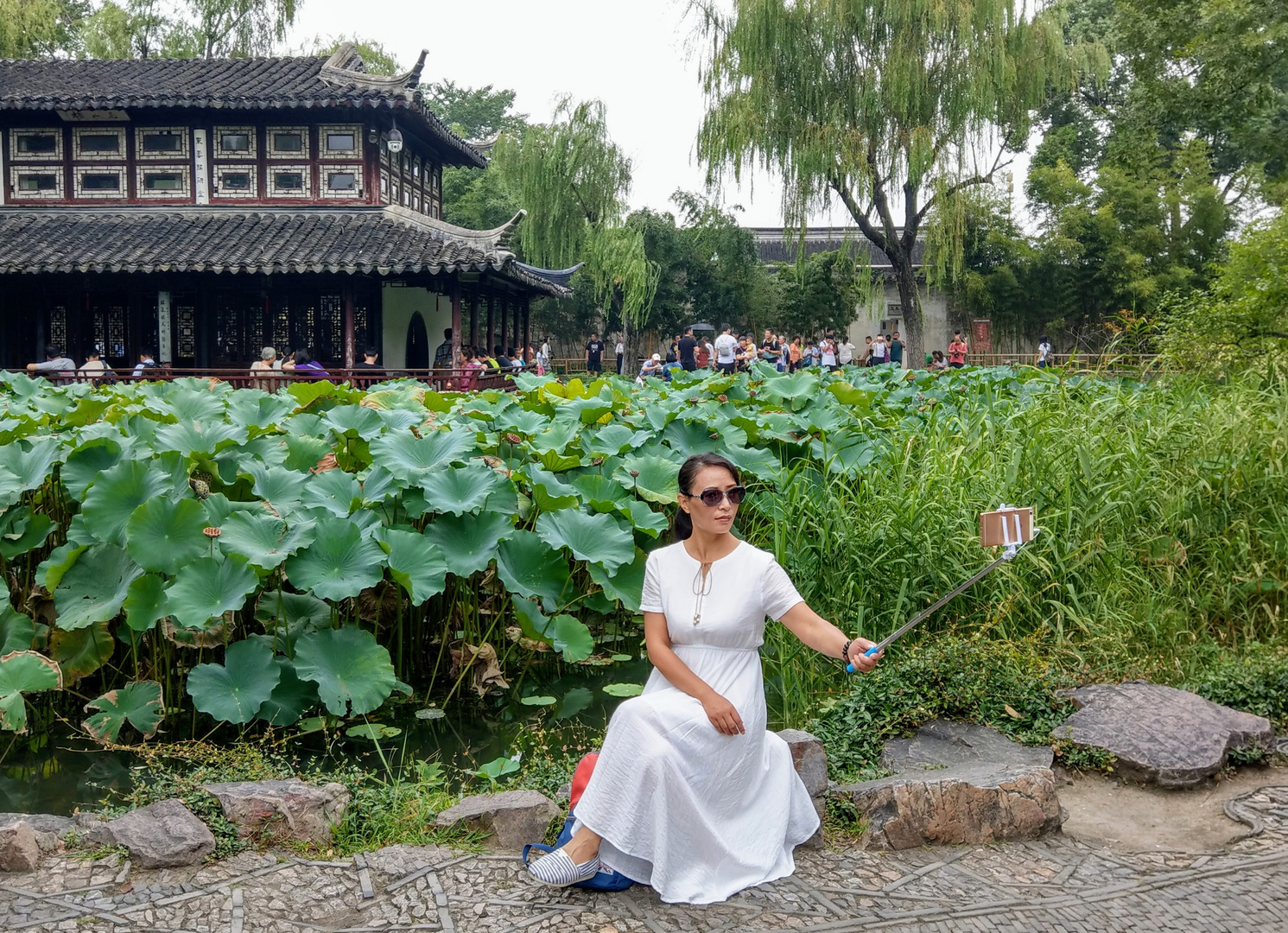 Dame beim Selfie im Garten des bescheidenen Beamten in Suzhou