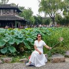 Dame beim Selfie im Garten des bescheidenen Beamten in Suzhou