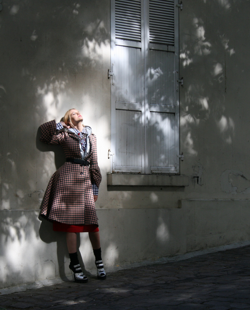 Dame im Montmartre-Look der Vergangenheit