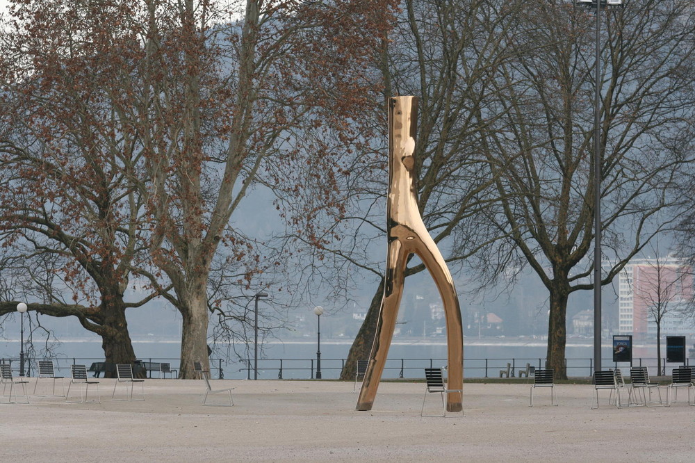 dame vor baumgruppe am see