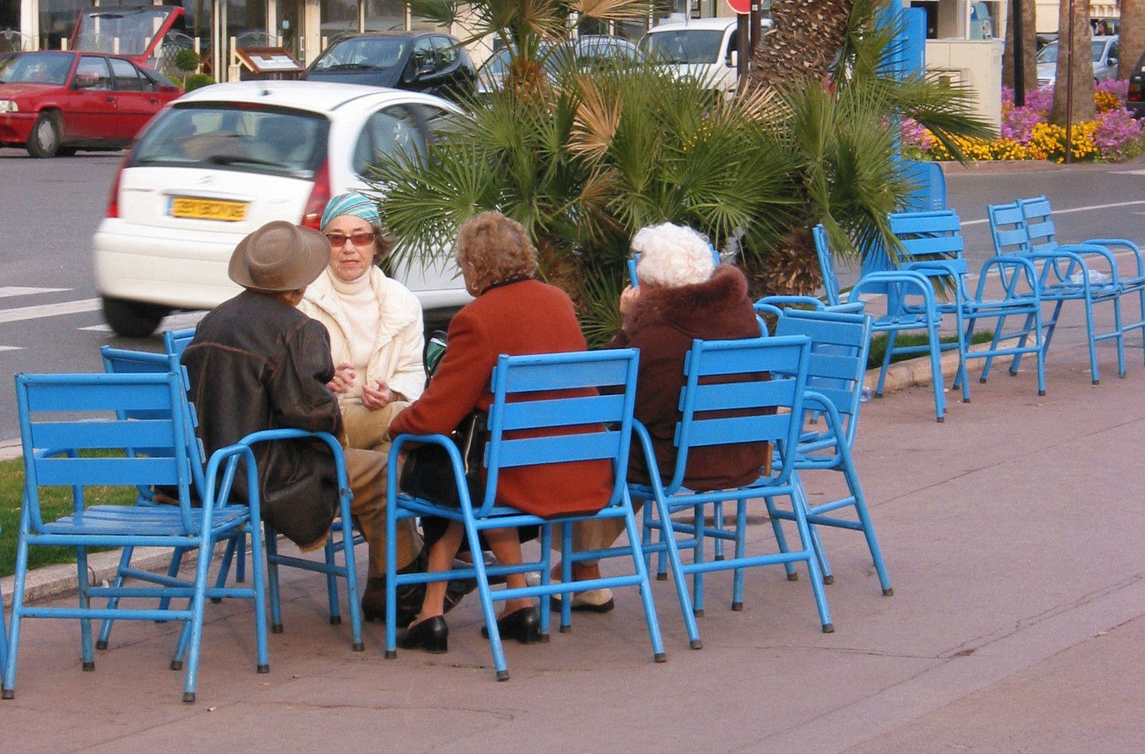 Damen-Schwätzchen am Nachmittag in Cannes