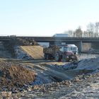 Dammaufschüttung an der Großbaustelle Löhner Kreuz zwischen A 30 (rechts)