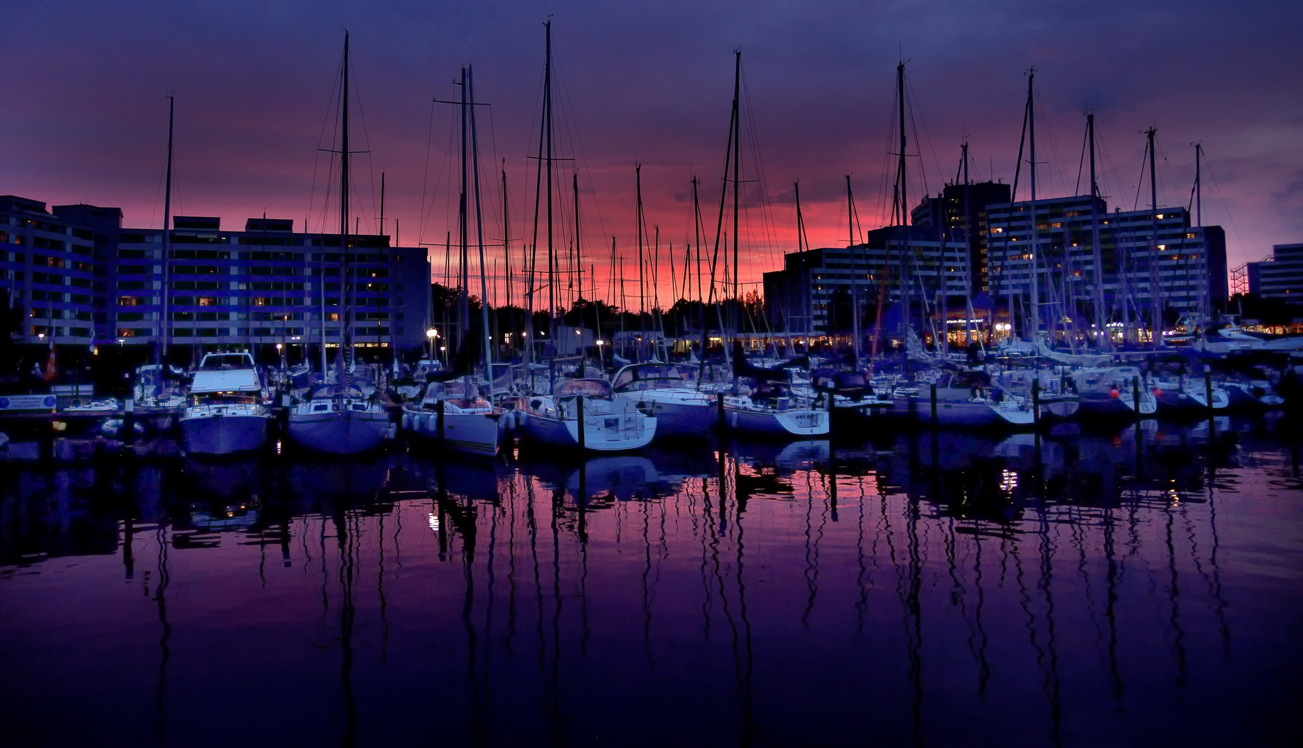 Damper Hafen am Abend