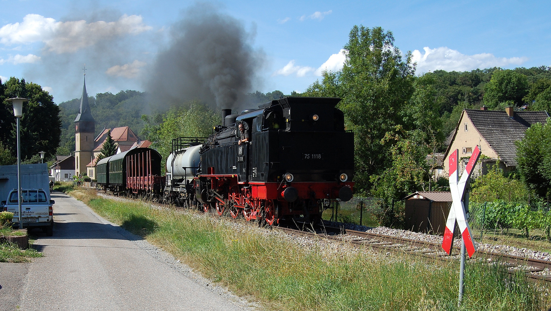 Dampf auf der Krebsbachtalbahn bei der Kirche von Untergimpern 25.7.2020