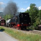 Dampf auf der Krebsbachtalbahn bei der Kirche von Untergimpern 25.7.2020