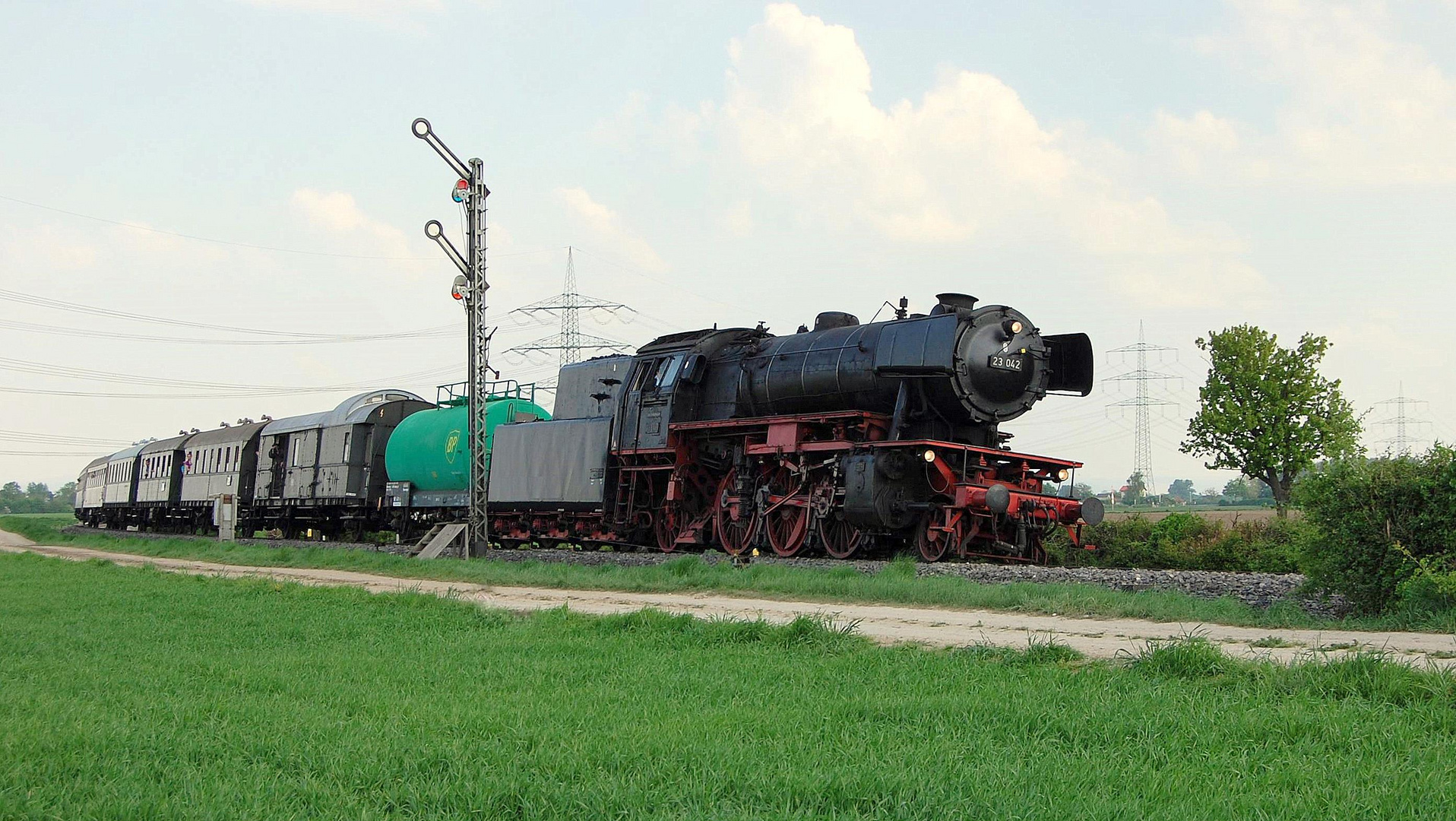 Dampf auf der Nibelungenbahn bei der Einfahrt in Bf Hofheim-Ried 22.4.2011