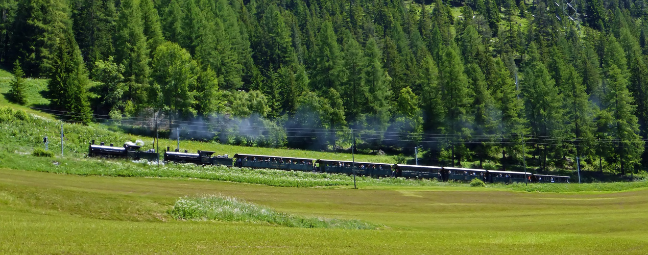 Dampf-Doppeltraktion Albula auf den Schleifen oberhalb von Bergün