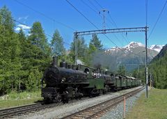 Dampf-Doppeltraktion Albula in der Bahnhofeinfahrt Spinas