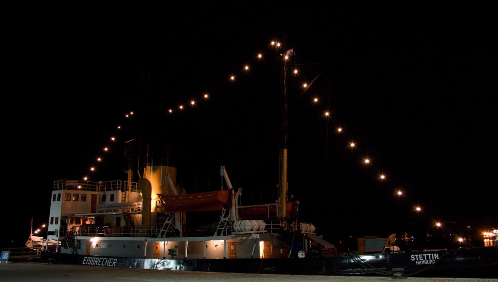 Dampf - Eisbrecher - Stettin aus Hamburg in Stralsund bei Nacht