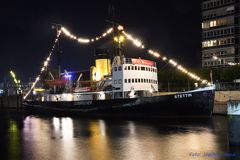 Dampf-Eisbrecher STETTIN - Nachtaufnahme in Kiel