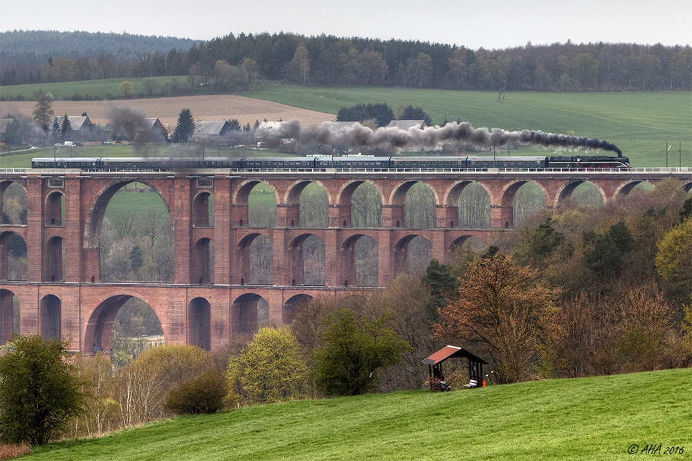 Dampf-Sonderzug mit Schnellfahrlok 18 201