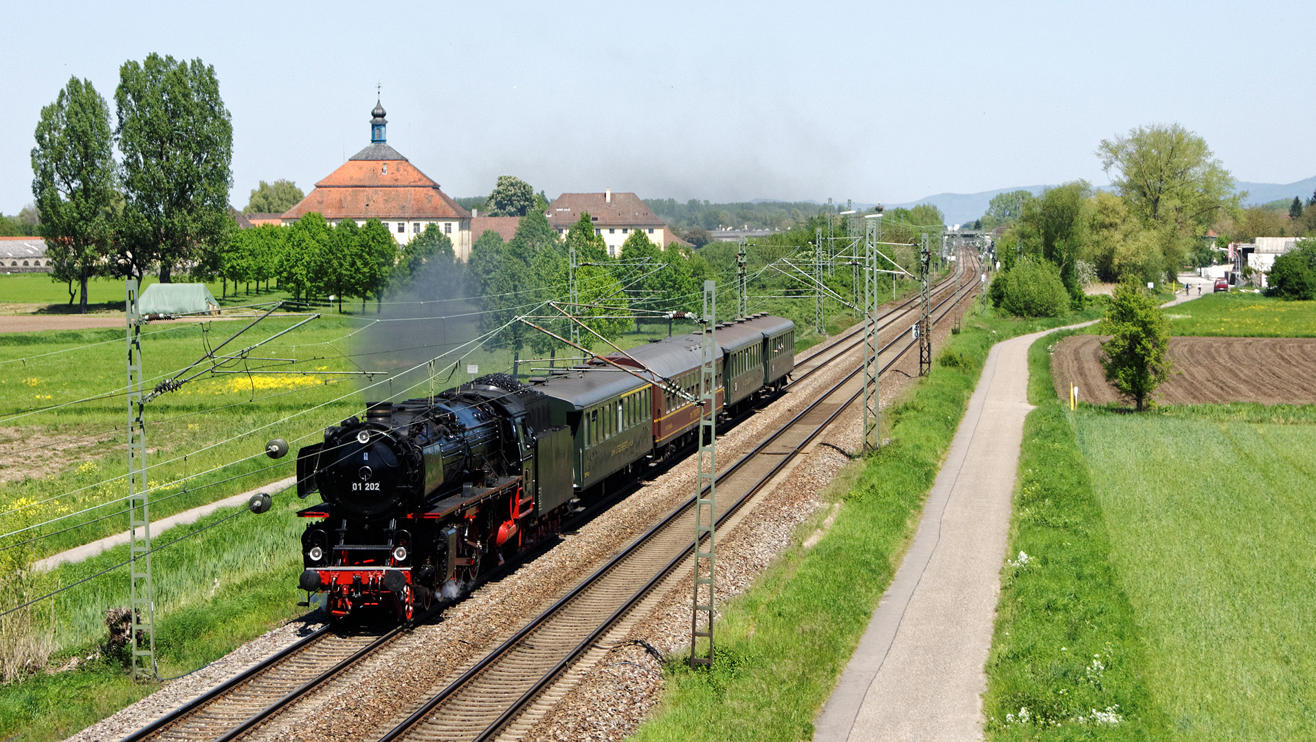 Dampf vor Schloss Kislau