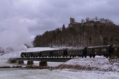 Dampfbahn Fränkische Schweiz e.V. unter halb der Burgruine Neideck