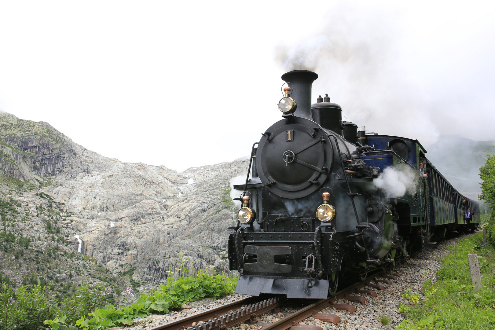 Dampfbahn Furka Bergstrecke vor dem Rhonegletscher