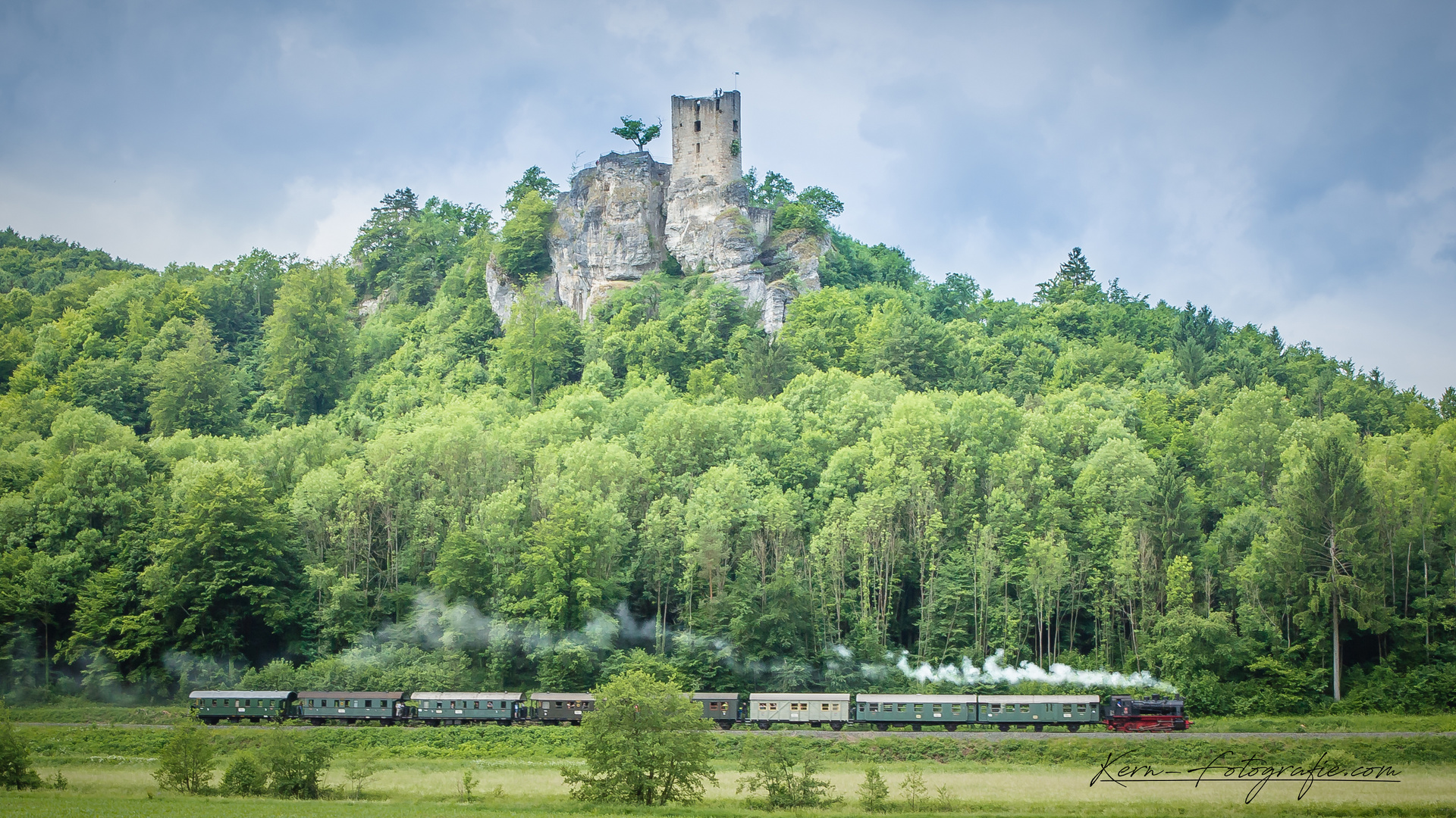 Dampfbahn mit Burg Neideck