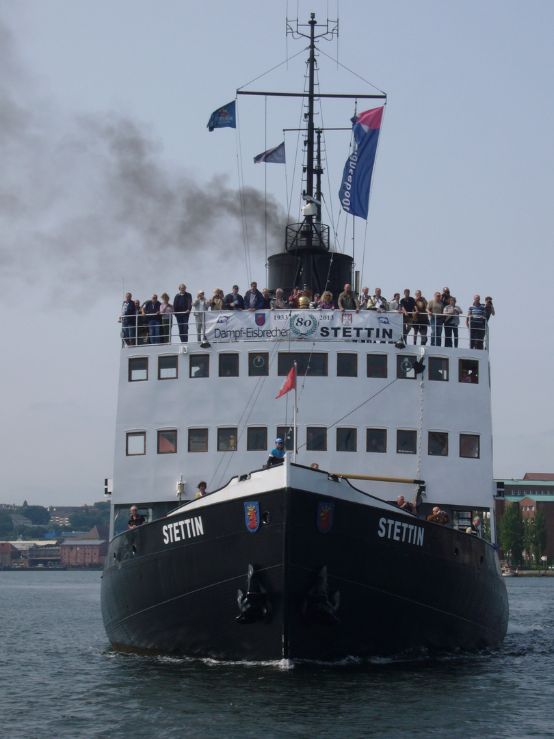 Dampfeisbrecher Stettin läuft auf DS Schaarhörn zu