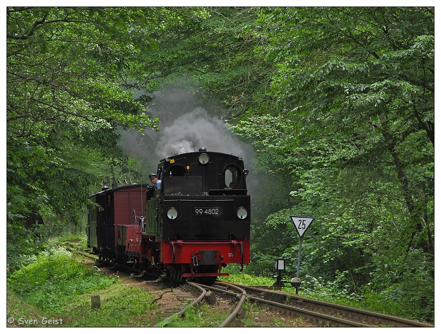 Dampfend durch einen natürlichen Tunnel