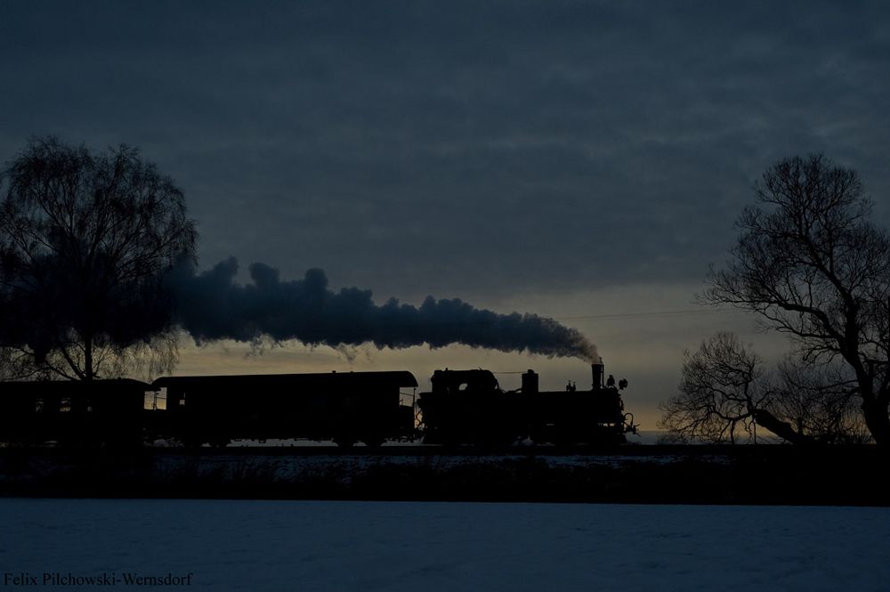 Dampfend in den Abend hinein