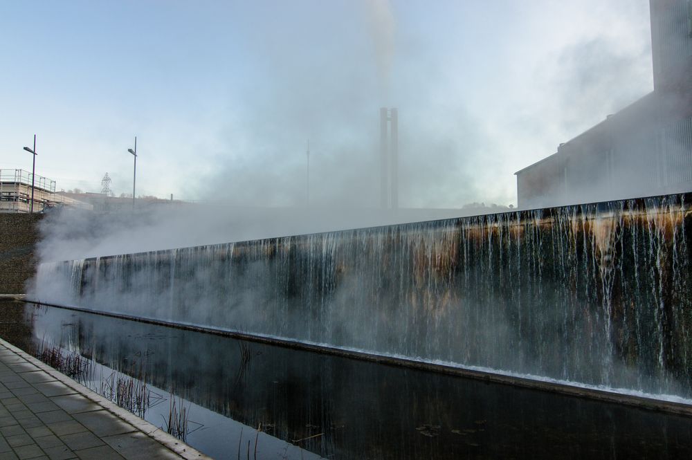 Dampfende Wasserwand in den Wassergärten Landsweiler-Reden