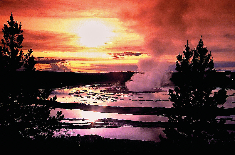 Dampfender Geysir