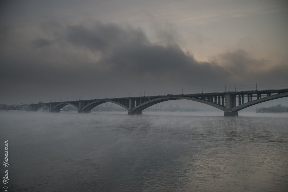 Dampfender Jenissei Flus in Krasnojarsk