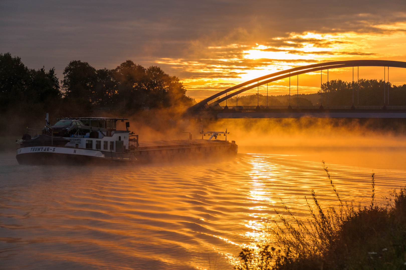 Dampfender Kanal bei Sonnenaufgang