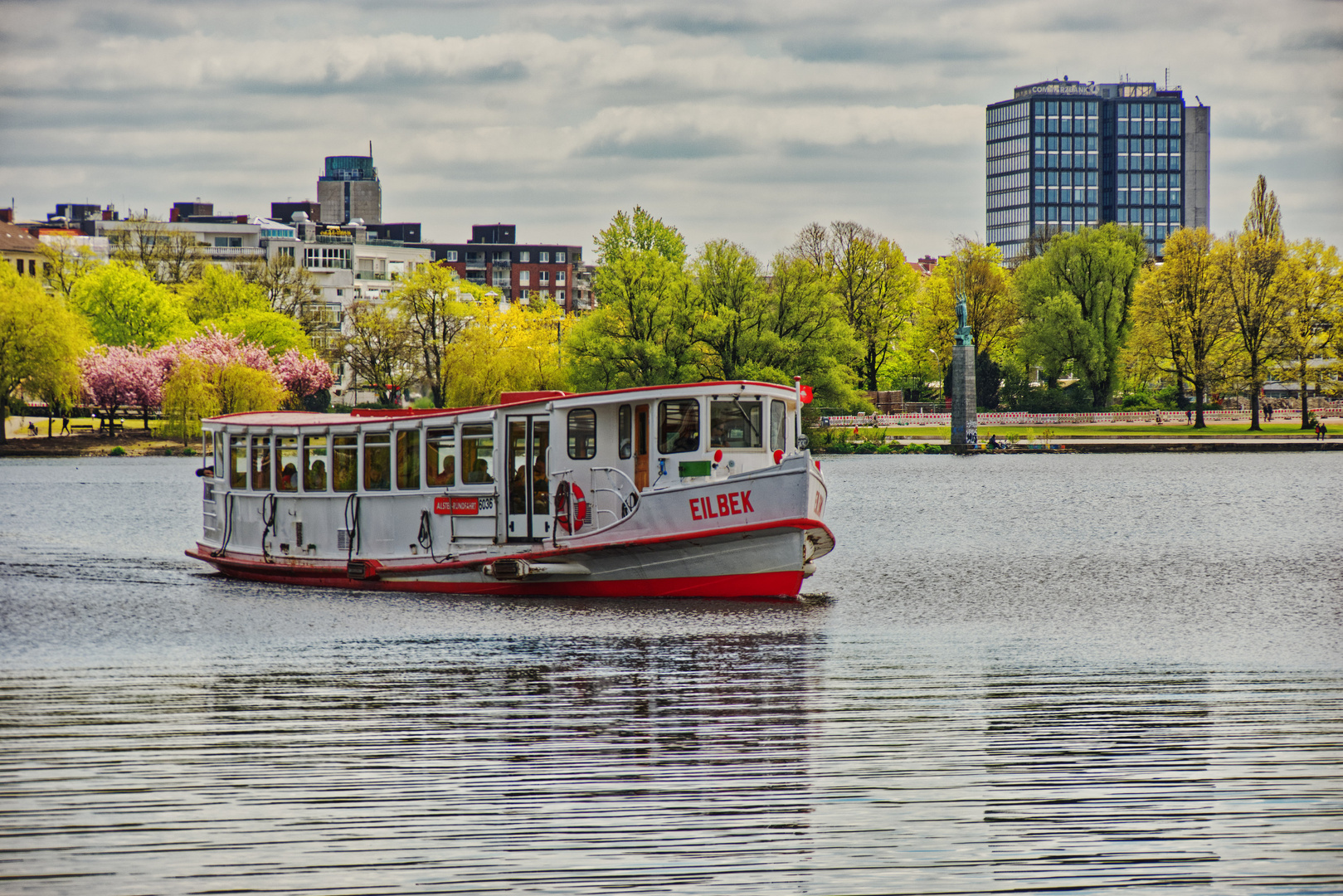 Dampfer auf der Außenalster in Hamburg