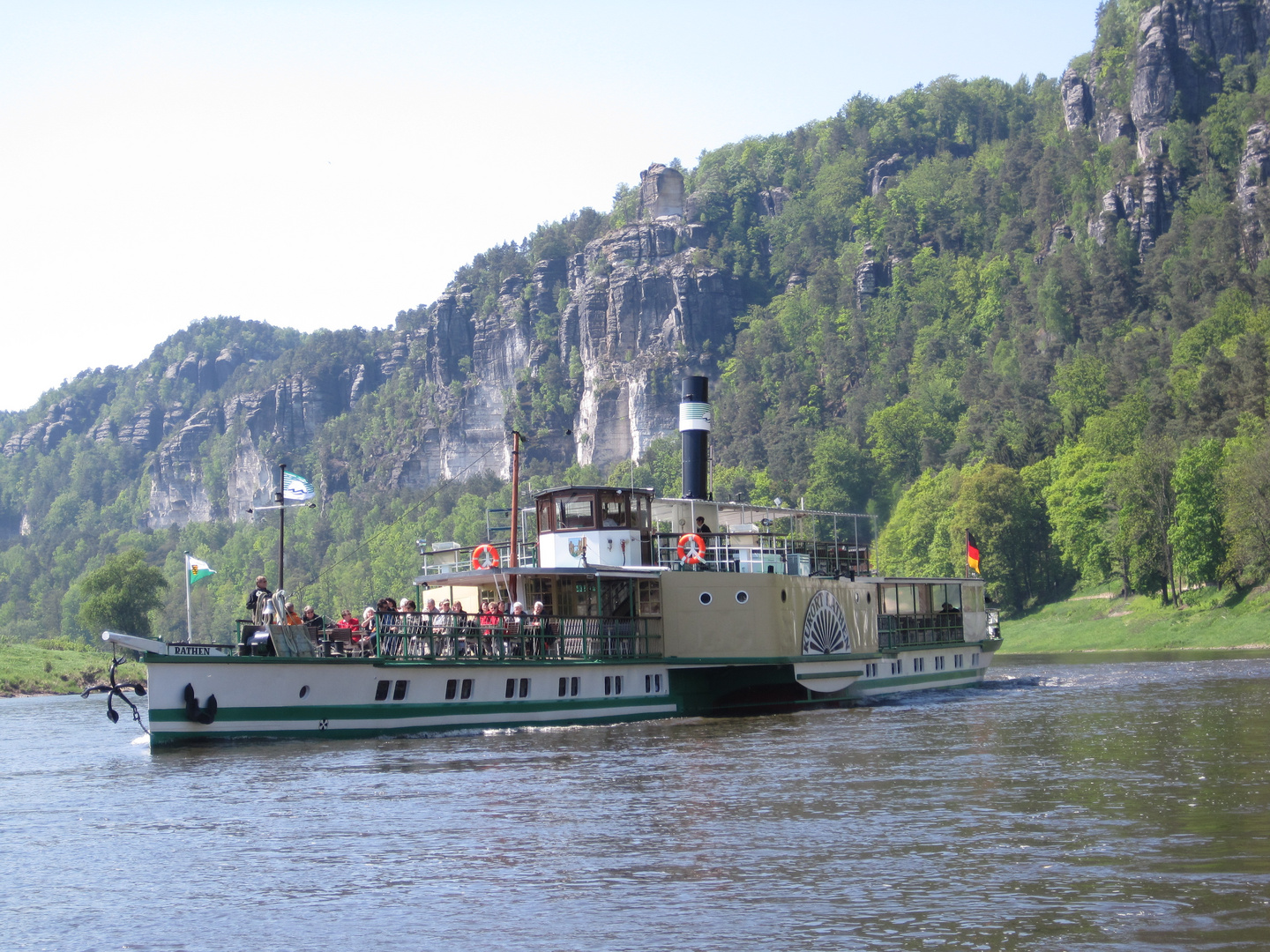 Dampfer im Elbsandsteingebirge