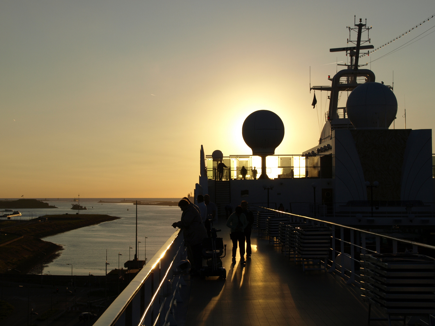 Dampfer im Sonnenuntergang