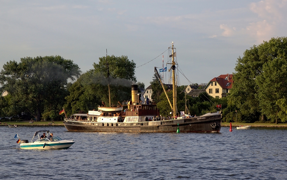 Dampfer ohne Dampf - Tonnenleger Bussard