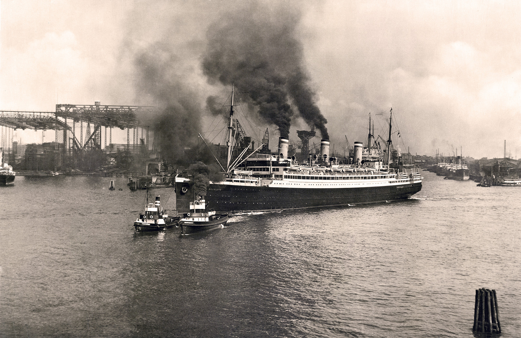 Dampfer Resolute von 2 Schleppern gezogen um 1930 Foto & Bild ...