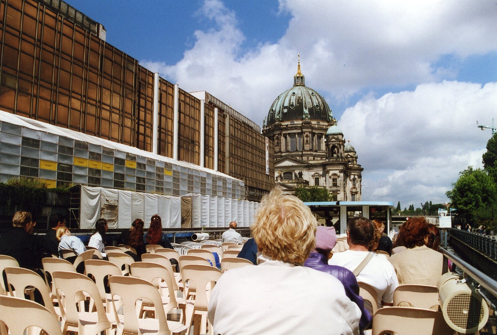 Dampferfahrt am Palast der Republik vorbei