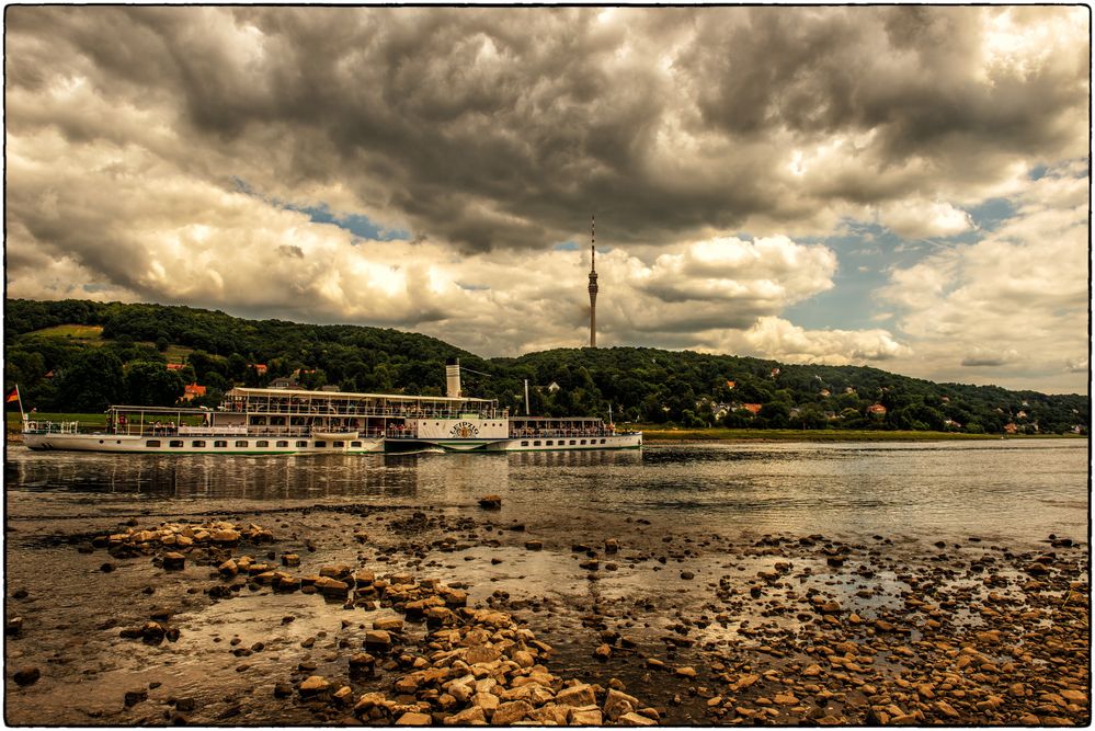 Dampferfahrt in Dresden mit wenig Wasser