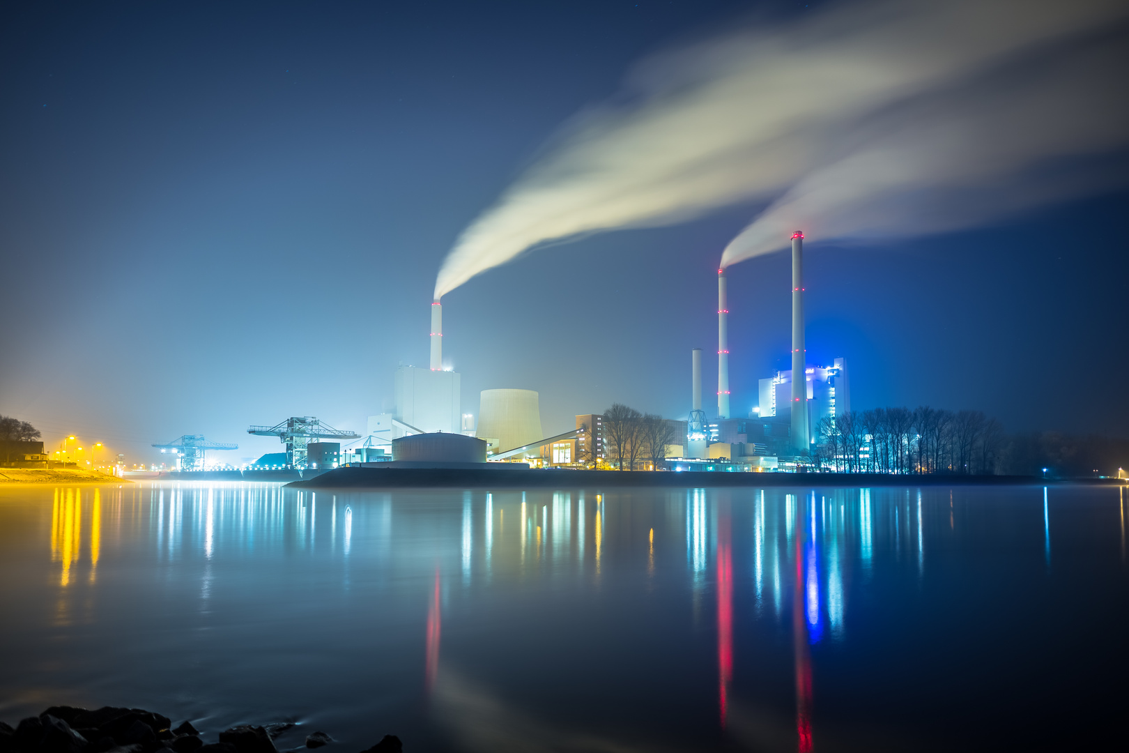 Dampfkraftwerk Karlsruhe in dunkler Nacht