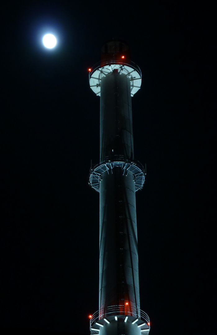 dampfkraftwerk karlsruhe schornstein bei nacht mit mond